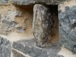An diesem Stein in der Außenwand des Hauses banden früher die Gäste ihre Pferde an.