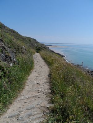 Im Norden der Halbinsel laden die alten Zöllnerwege entlang der Steilküste zum Wandern ein. Atemberaubende Ausblicke bieten sich dem Wanderer.