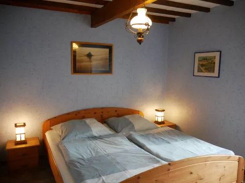 Schlafzimmer mit Doppelbett