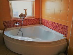 Waschbecken, Spiegelschrank, Badewanne,
Waschmaschine und zusätzliches WC