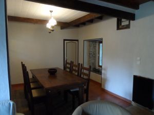 Essbereich Direkt mit dem Wohnzimmer verbunden der Essbereich mit großem Tisch und sechs Stühlen. Im Wohnzimmer dann noch ein Tisch mit vier Stühlen.