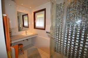 Das Badezimmer mit Dusche