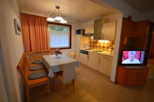 Die Küche mit Esstisch