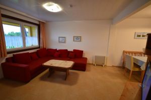 Der Wohnbereich mit einer großen Sitzgruppe