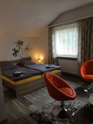 Oranges Zimmer Bietet maximal 5 Schlafplätze und ist zu den Wohnzimmern auch mit einem großen Flachbildfernseher ausgestattet.