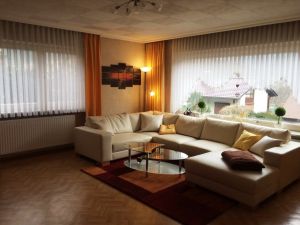 Wohnzimmer Erdgeschoß Ausgestattet mit zusätzlichem Essbereich und direkten Zugang auf eine der Balkonterrassen.