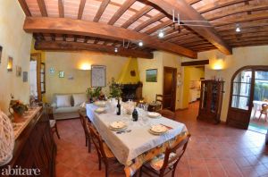 Bild 3: Villa Milena mit Swimmingpool und eingezäunten Garten in der Toskana