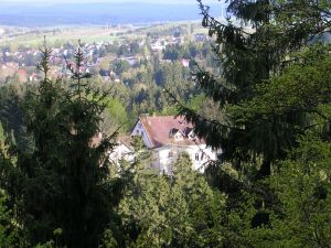 über Wanderwege in 1,5 km Entfernung oder in 3 Minuten mit dem Auto zu erreichen