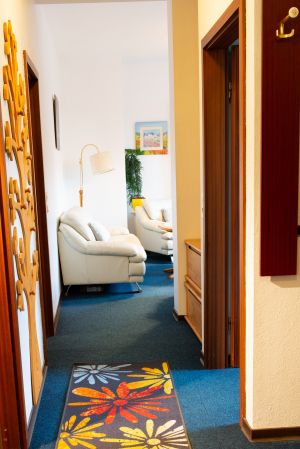 Blick vom Flur ins Wohnzimmer