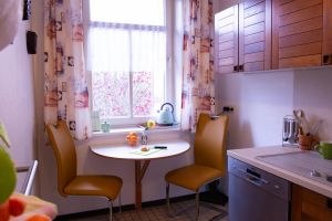 Voll ausgestattete Küche mit Essplatz