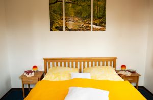 Schlafzimmer mit großem Doppelbett, Babybett bei Bedarf aufstellbar