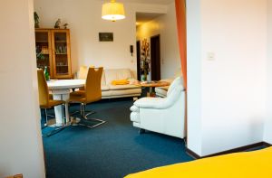 Wohnzimmer mit gemütlicher Sofalandschaft, Esstisch, TV, WLAn & Radio