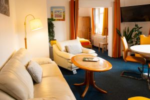 Sofalandschaft, TV und Essbereich