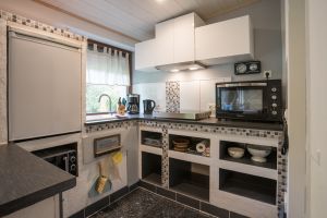 selbst gebaute, schöne Küchenecke mit allem was man braucht