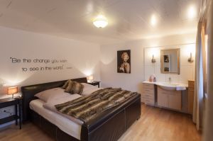 Kunstlederbett, extra Waschgelegenheit, Terrassentür in den Garten