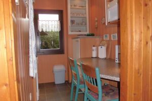 Kochplatten, 
Spüle, 
Spülmaschine, 
Mikrowelle, 
Kühlschrank, 
Backofen, 
Geschirr, 
Besteck