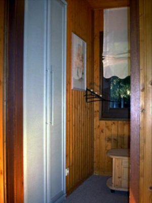 Stockbett,
Kleiderschrank