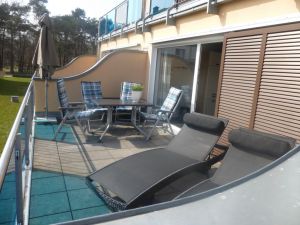 Terrasse mit Sitzecke und Liegen