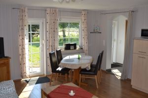 Großer ausziehbarer Tisch im Essbereich