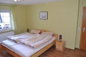 Elternschlafzimmer mit Doppelbett