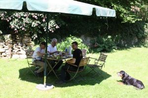 Bei gutem Wetter lässt es sich hier herrlich frühstücken