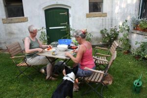 Deshalb sind auch die Hunde immer mit dabei und als Gast herzlich willkommen!