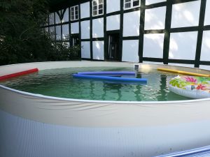 Im Sommer wartet der Pool darauf, den Gästen Abkühlung zu verschaffen