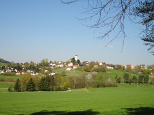 Blick auf Stamsried Aufnahme mit Standort Kirchbachaue. Der Ortskern von Stamsried mit dem Marktplatz und der Kirche.