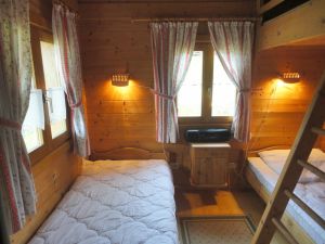 Kinderzimmer Haus 15 Im Kinderzimmer befinden sich 2 Einzelbetten und über dem rechten Einzelbett ein eingebautes Hochbett.