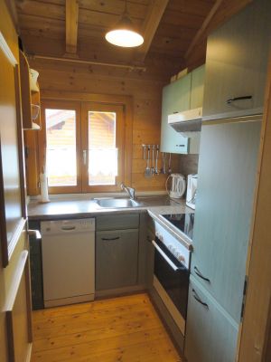 Küche Haus 15 Blick in die kleine Küche, in der Sie eine Vielzahl von Elektrogeräten,
Bestecke, Geschirr, Töpfe und Pfannen finden.