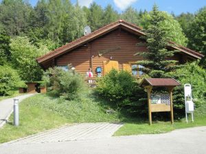 Rezeptionsgebäude Das Rezeptionsgebäude mit dem Parkplatz davor liegt am oberen Rand des Ferienparks. In der Rezeption finden Sie auch die Sauna, den Massageraum sowie Waschmaschine und Trockner.