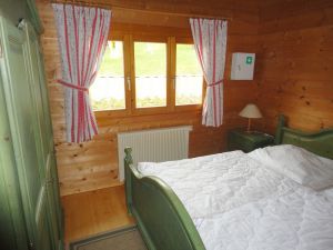 Schlafzimmer Haus 15 Für einen guten Schlaf sorgt das bequeme Doppelbett im alpenländischen Stil. Für viel Stauraum gibt es den großen Kleiderschrank.