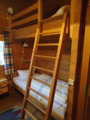 Einzelbett und Hochbett im Kinderzimmer.