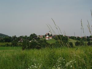 Aufnahme mit Standort Kirchbachaue. Der Ortskern von Stamsried mit dem Marktplatz und der Kirche.