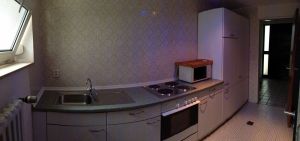 Komplett eingerichtete Küche mit Mikrowelle, Backofen und Herd (Ceranfeld) uvm.