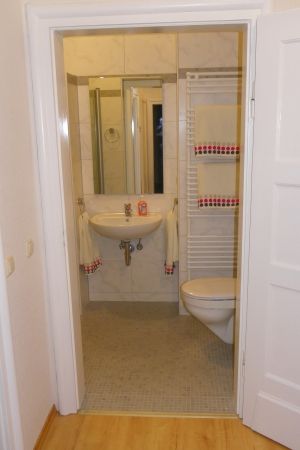 Das Bad ist modern ausgestattet. Die Toilette hat Komforthöhe. Für Kleinkinder gibt es einen Extrasitz.