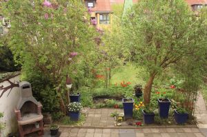 Ihr Blick in den Garten. Auf Anfrage ist auch die Benutzung des Grills möglich.