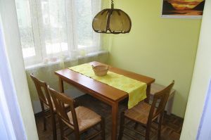 In der separaten Essecke mit Blick in der Garten kann nicht nur gegessen sondern auch gespielt werden.