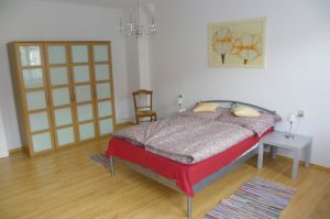 Das Schlafzimmer liegt ruhig zum Garten hin.