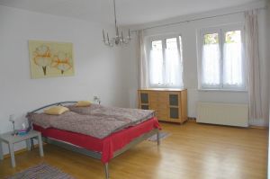 Sie werden von der Morgensonne geweckt. Bei Bedarf kann das Kinderbett hier zugestellt werden.