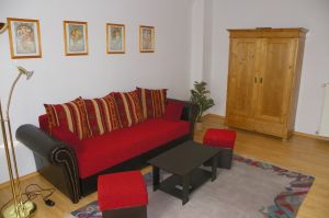 Ansicht des Wohnzimmers mit Schlafcouch und Wohnzimmerschrank