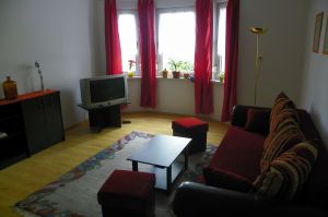 Das Wohnzimmer mit Fernseher läd zum gemütlichen entspannen ein.