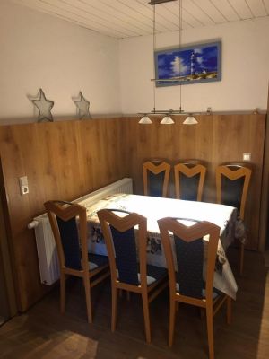 mit Ausziehtisch und Kinderstuhl