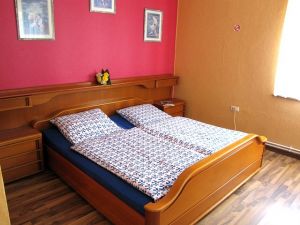 Doppelbett + Einzelbett, Kleiderschrank