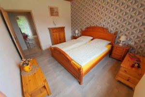 Bild 4: Fewo-Haus- Arnolde Nordsee Ostfriesl. EingezGarten, Rolliger. Senioren Hund