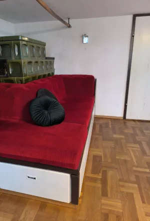 die Ofenbank der Platz um vor dem Fernseher einzudösen, mit seinem Schatz zu kuscheln oder alle Viere gerade sein zu lassen.
