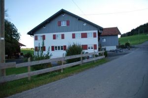 Unsere Ferienwohnung für Hunde von der Straße aus gesehen.