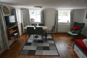 in der Stube Gemütlich beieinander sitzen, ein Brettspiel herausholen, das in der Hektik des Alltags noch nicht zum Einsatz kam. Allgäuer Spezialitäten essen, dazu ein Bier aus Rettenberg.