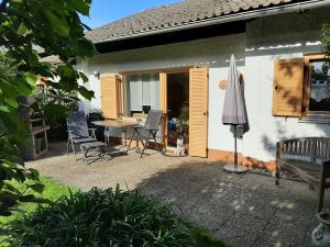 Mit gemauertem Grillkamin