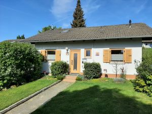 Fenster und Haustür ausgetauscht, nun in hellem, echten Lärchenholz